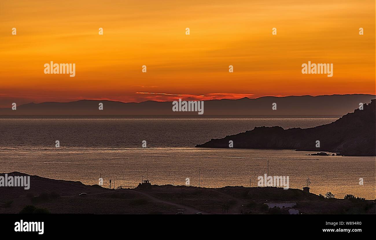 Marine bei Sonnenuntergang in Finikas Bucht, Insel Syros, Griechenland. Stockfoto