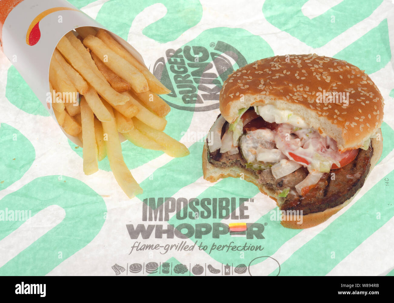 Unmöglich Whopper von Burger King mit einem Bissen genommen und Pommes frites auf der Verpackung. Vegetarische Lebensmittel in den USA Veröffentlicht am August 08, 2019 Stockfoto