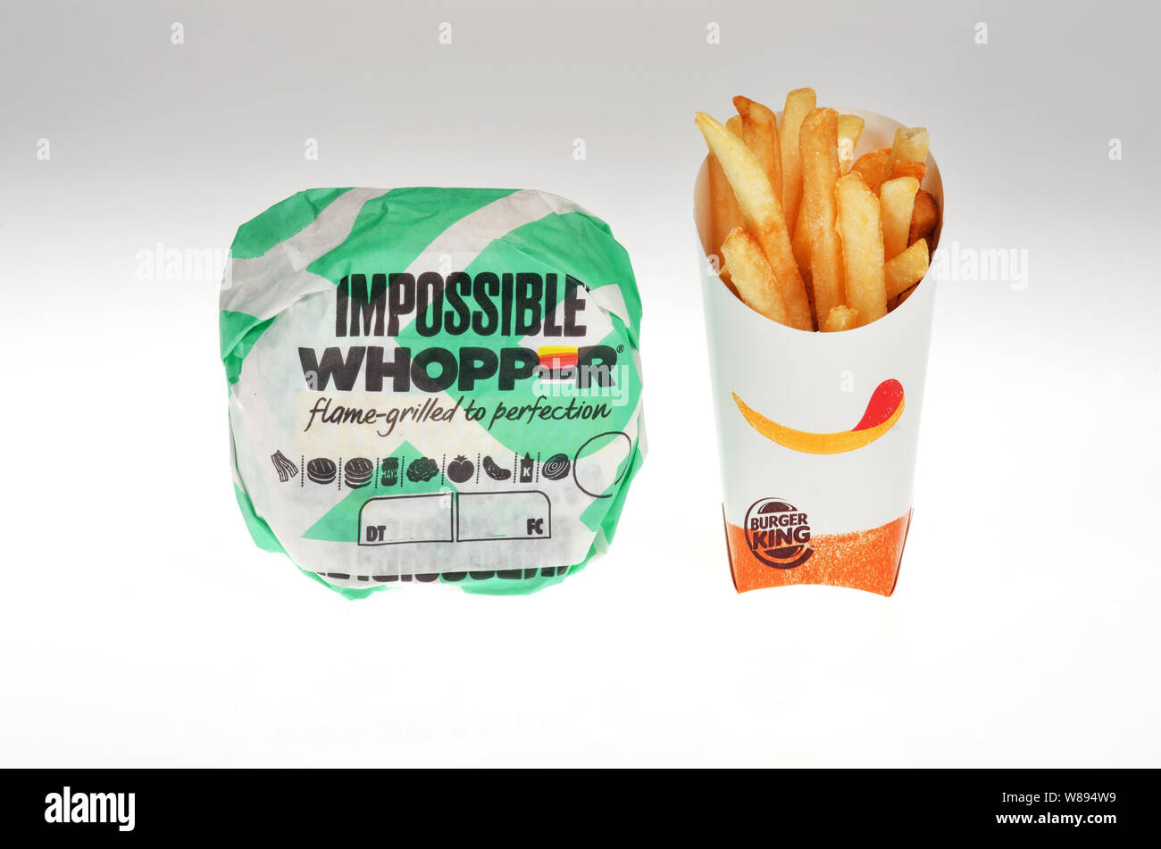 Unmöglich Whopper mit Pommes von Burger King, ein Vegetarier auf Basis pflanzlicher Lebensmittel Burger in den USA landesweit am August 08, 2019 eingeführt Stockfoto