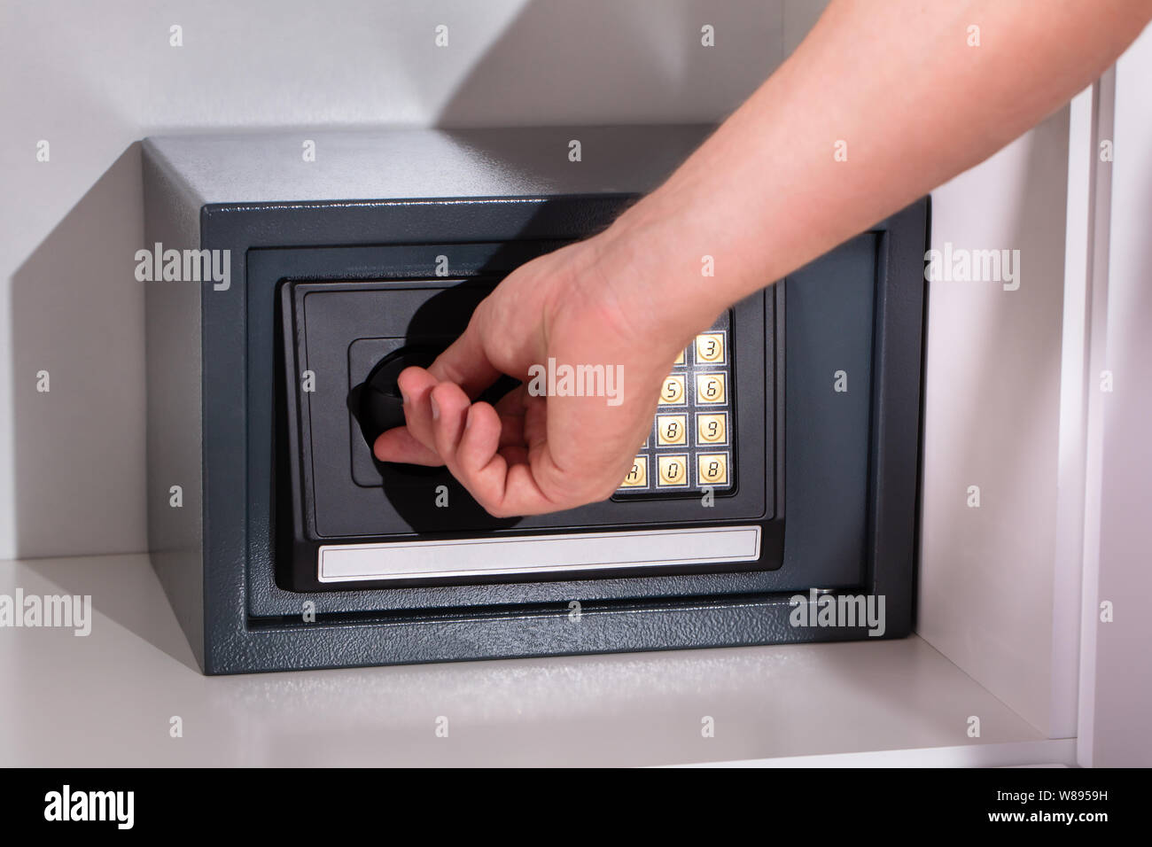 Eines Mannes Hand öffnen Safe Stockfoto