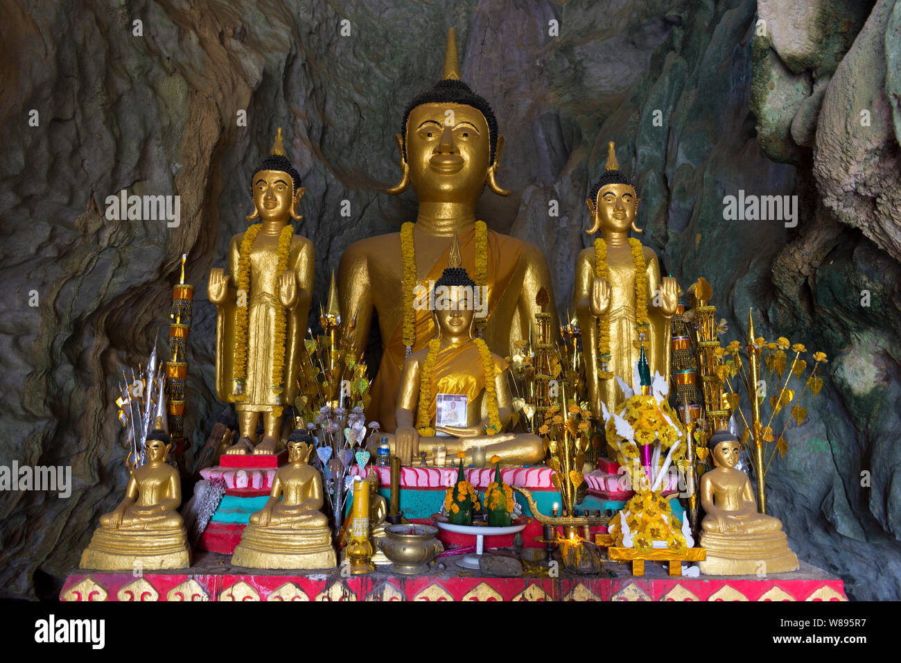 Buddhistische Heiligtum in der Tham Xang Höhle (Elephant Cave), Vang Vieng, Laos Stockfoto