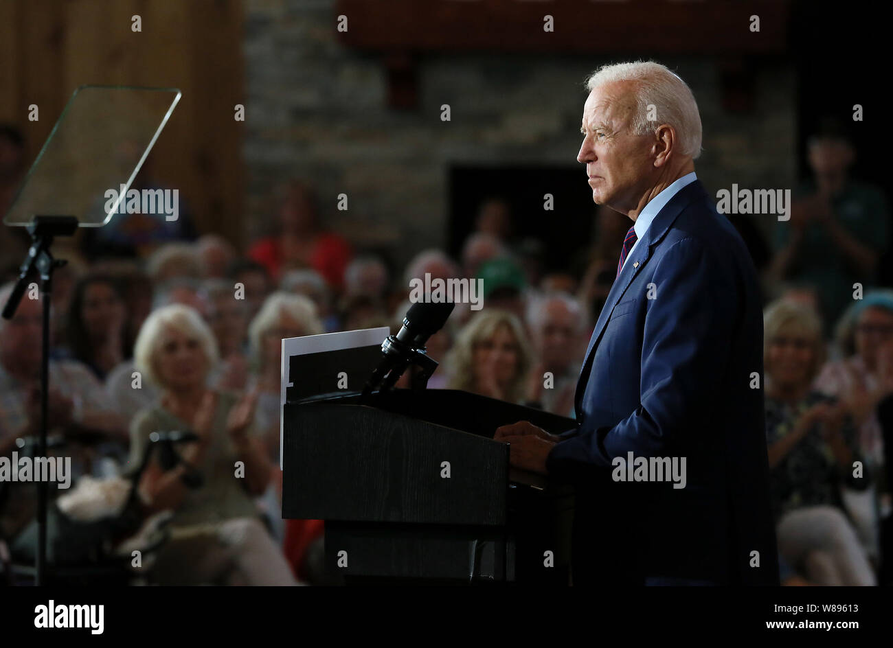 Rock Island, Iowa, USA. 8 Aug, 2019. Demokratische Präsidentschaftskandidat der ehemalige Vizepräsident Joe Biden sprach mit einer verpackten Raum von etwa 200 Burlington Bereich Bewohner an der Scheune auf dem Grat außerhalb von Burlington, Iowa, am Mittwoch, 7. August 2019. Credit: Kevin E. Schmidt/Viererkabel - Zeiten/ZUMA Draht/Alamy leben Nachrichten Stockfoto