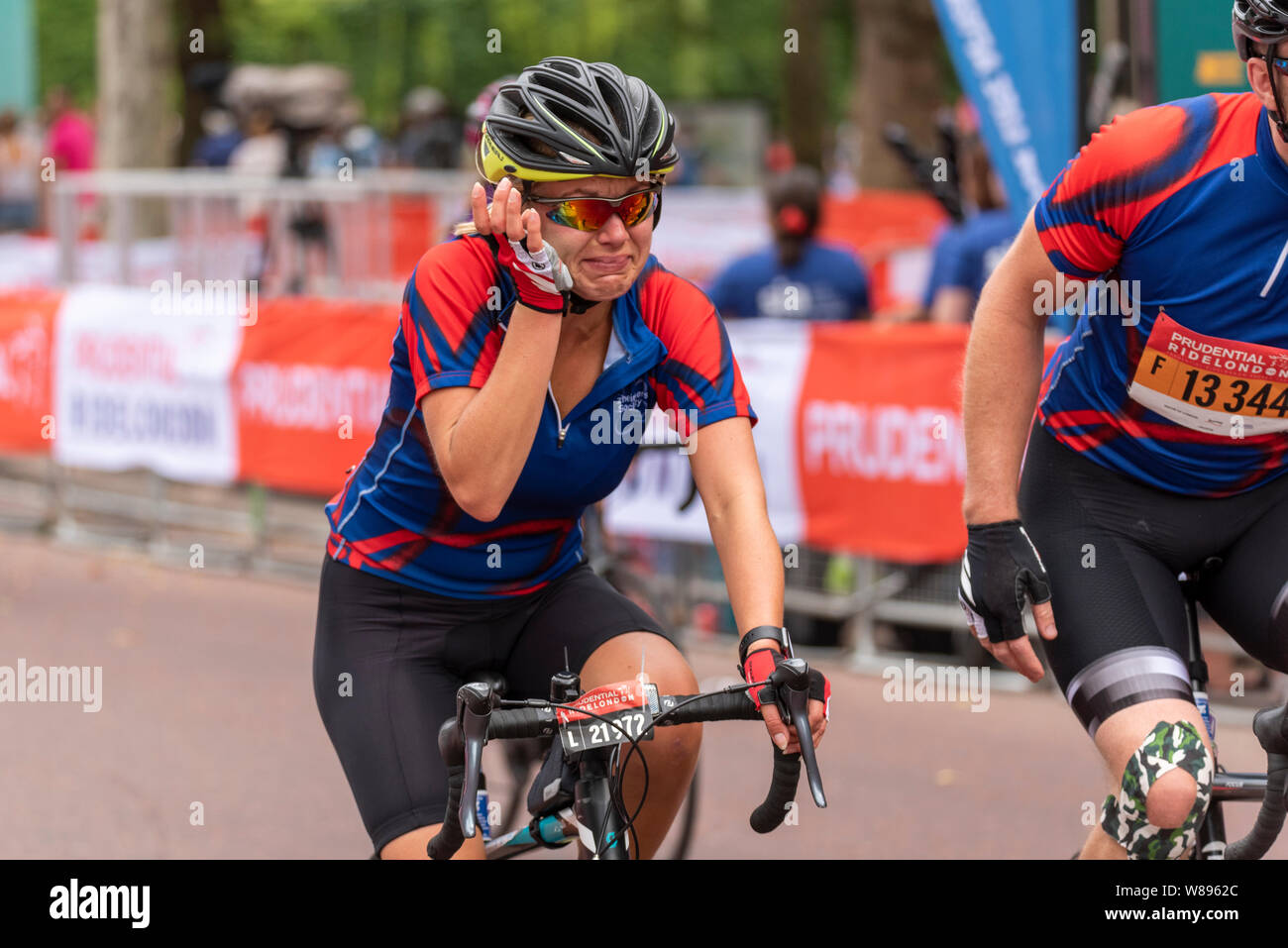 Carina Kettlewell mit Emotion Abschluss der aufsichtsrechtlichen RideLondon London Surrey 100 in der Mall überwältigt. Ein 100 Kilometer sportliche Radtour Stockfoto