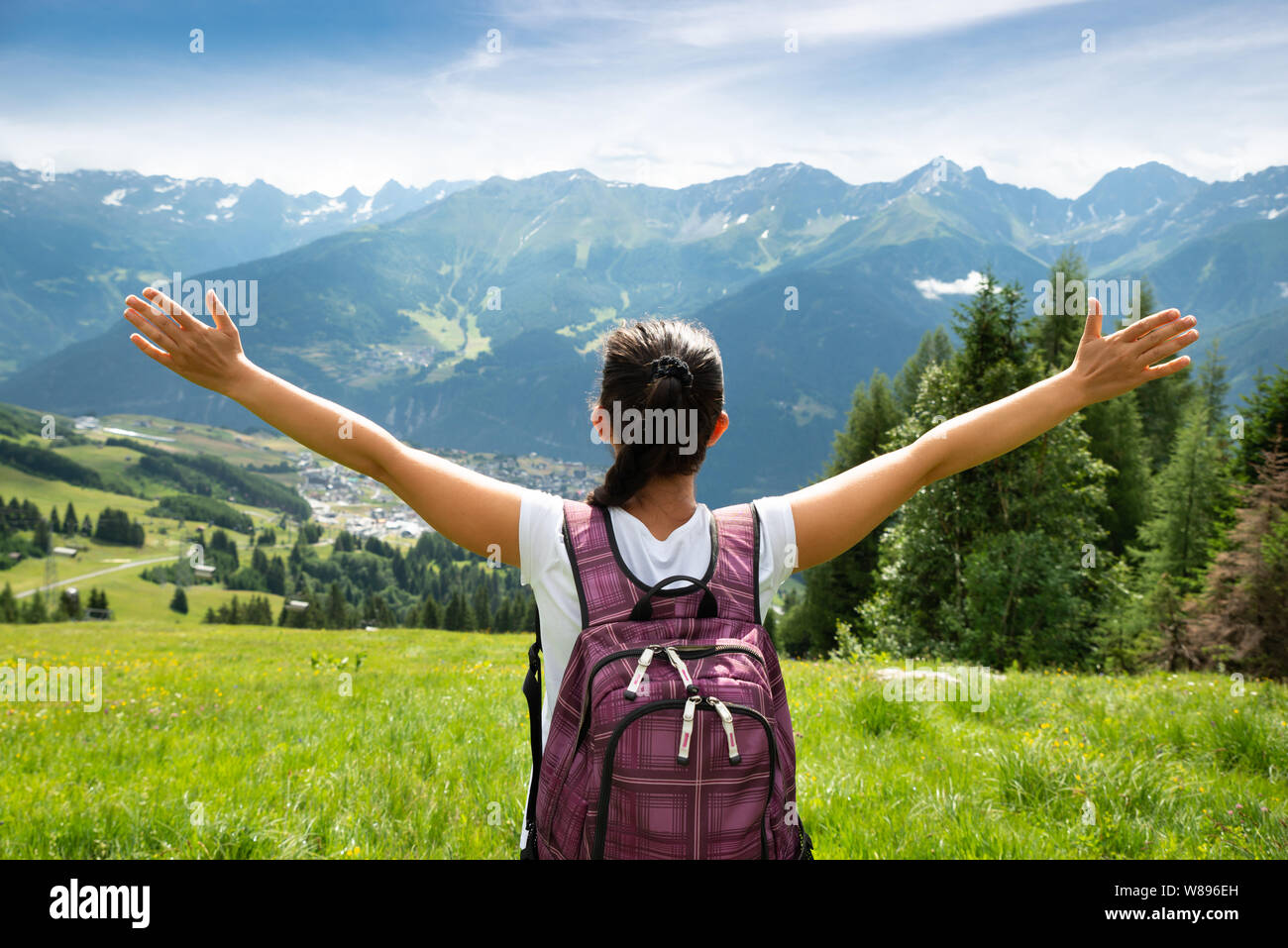 Frau mit Rucksack mit Panoramablick auf die Berge Stockfoto