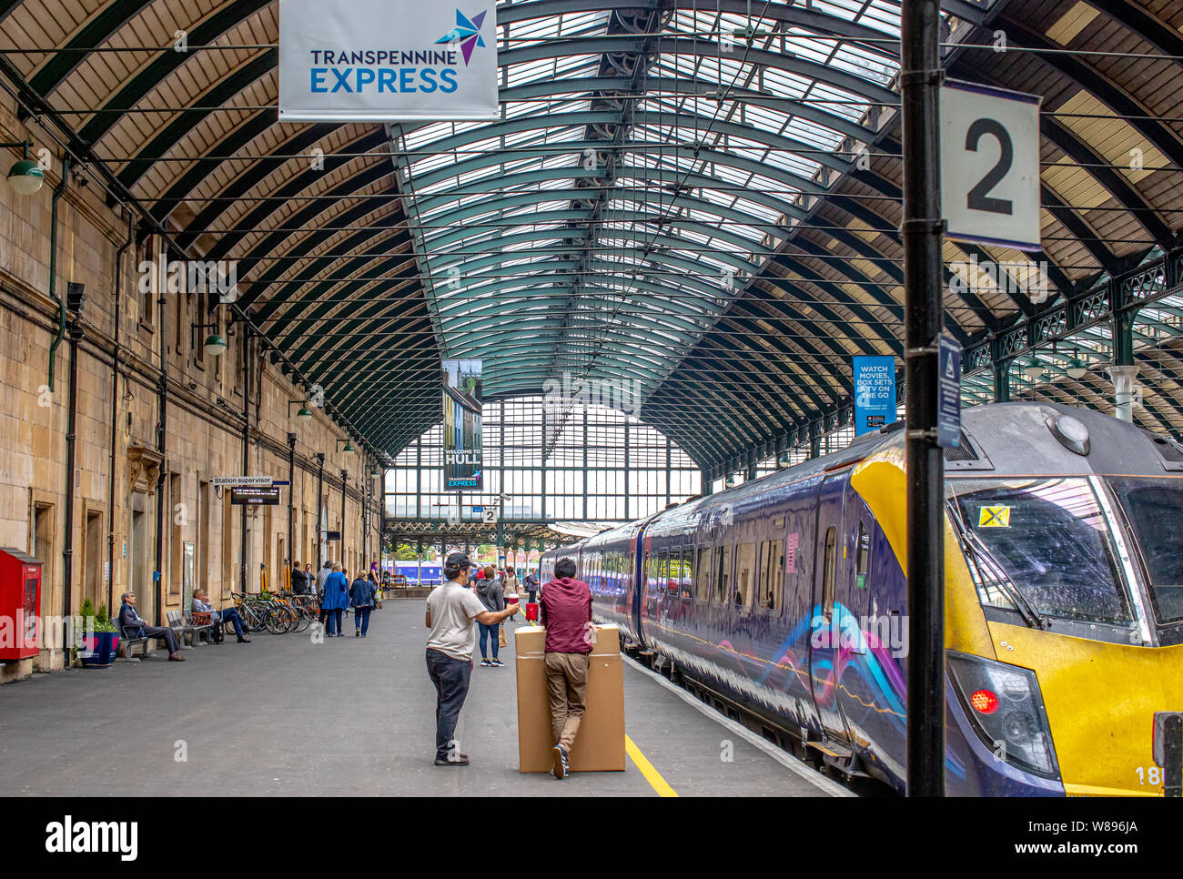 Bild innerhalb des Bahnhofs in Hull in Yorkshire, Großbritannien Stockfoto