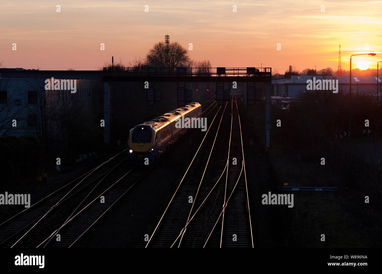 East Midlands Trains Class 222 merdian Zug 222014 auf der Midland mainline in Nottingham mit dem Zug und Schienen funkeln in der Sonne Stockfoto