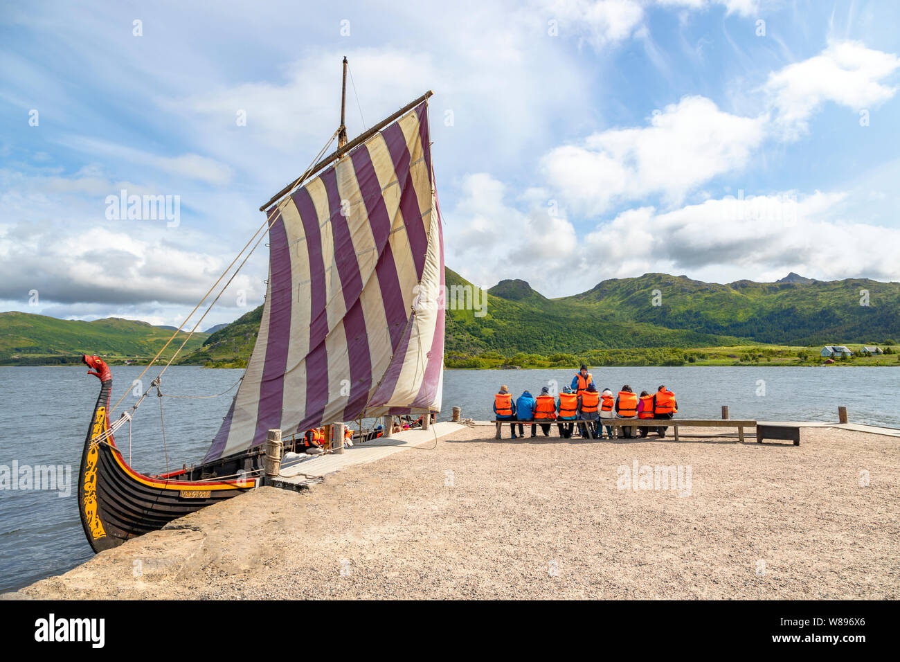 Nachbau des Gokstad Schiffes, einem traditionellen Wikingerschiff, an der Lofotr Viking Museum, Borg, Insel Vestvågøya Archipel, Lofoten, Nordland, Norwegen. Stockfoto