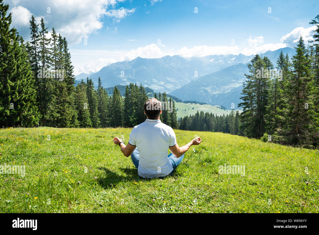 Man Meditieren im malerischen Berge in Österreich Stockfoto