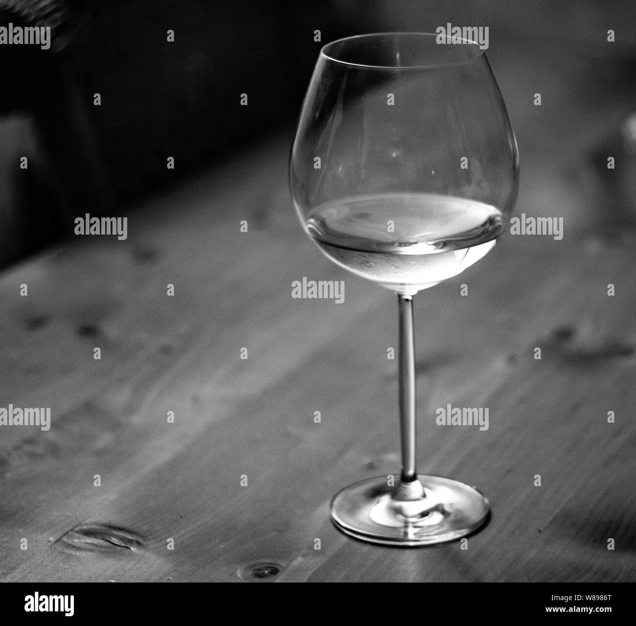 Ein Glas Weißwein Stockfoto