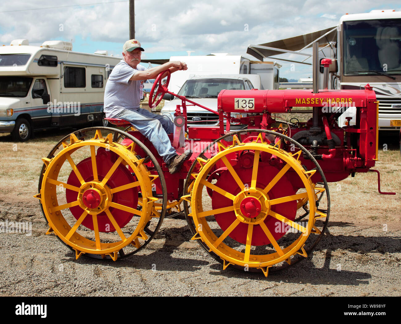 Eine restaurierte antike Massey Harris Traktor Paraden vorbei an einem alten Traktor zeigen. Stockfoto