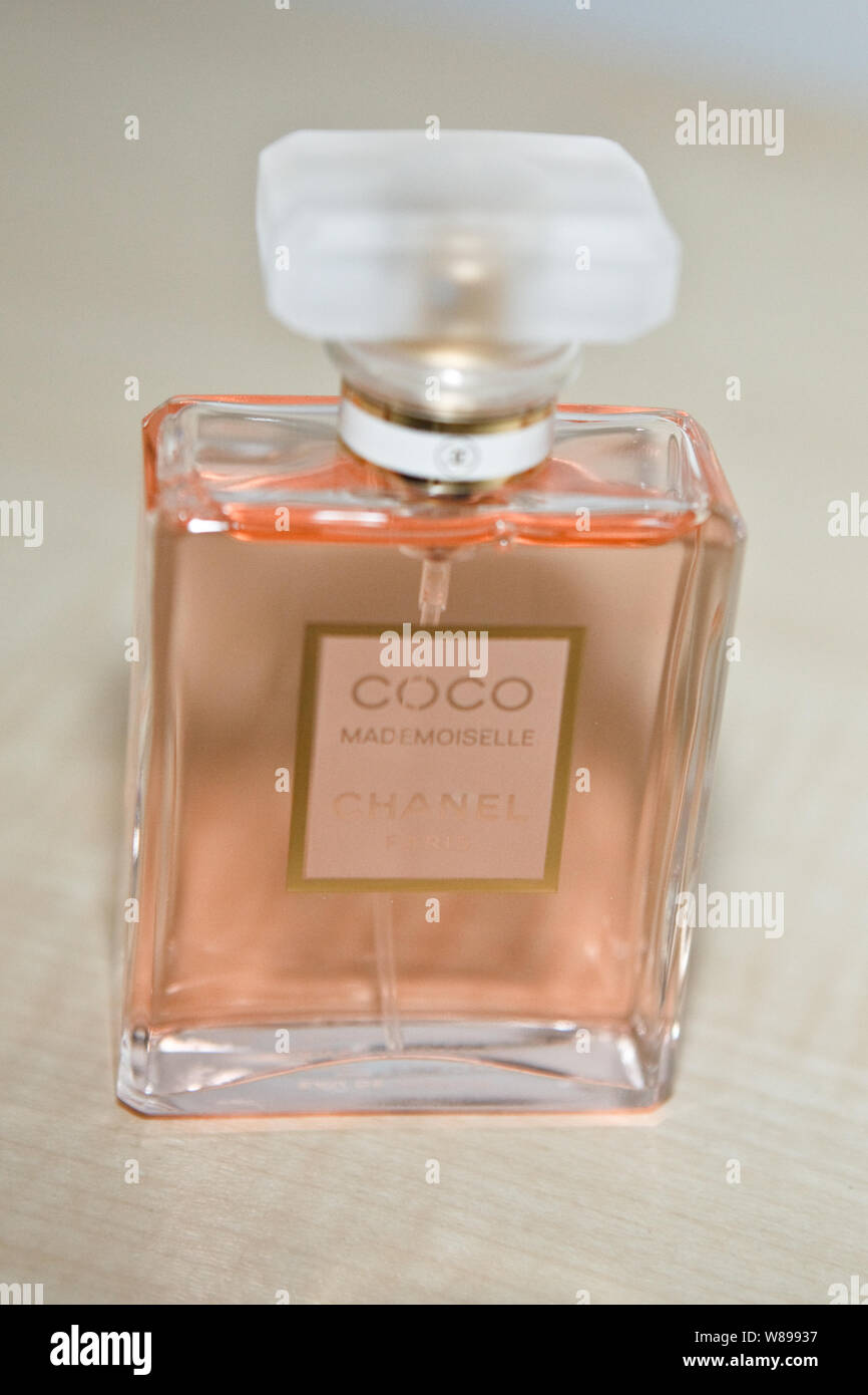 Chanel Perfume Coco Stockfotos Und Bilder Kaufen Alamy
