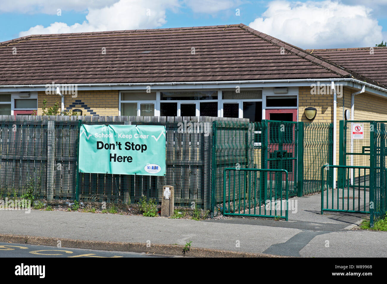 Zeichen - hier nicht stoppen - außerhalb der Primary School, England Großbritannien Stockfoto
