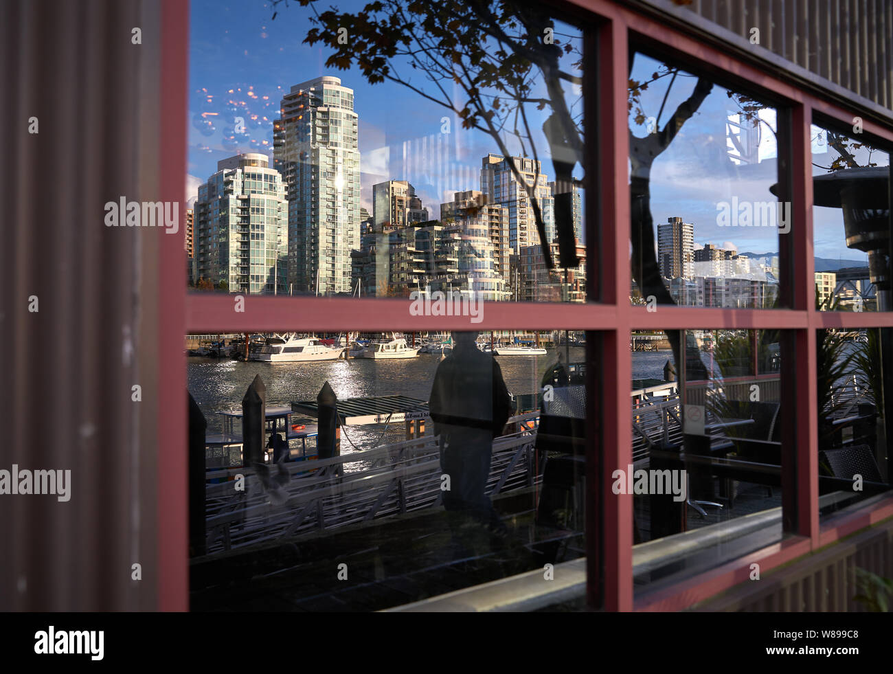 Granville Island Downtown Reflexionen. Yaletown und False Creek Marina gesehen von Granville Island. Vancouver, British Columbia, Kanada. Stockfoto