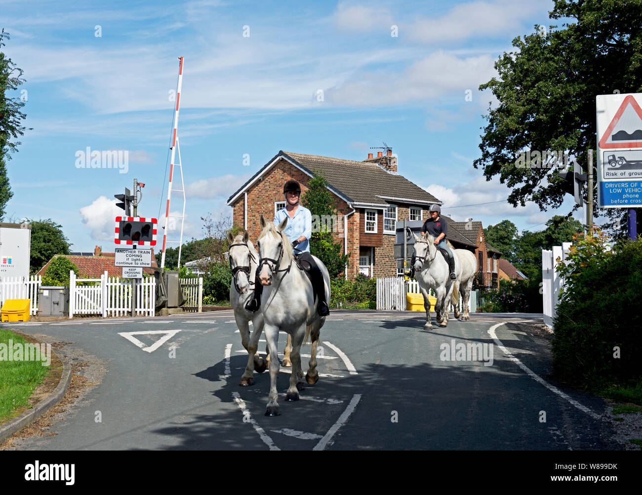 Reiter in der Nähe von den Bahnübergang, Wressle, nahe Howden, East Yorkshire, England, Großbritannien Stockfoto