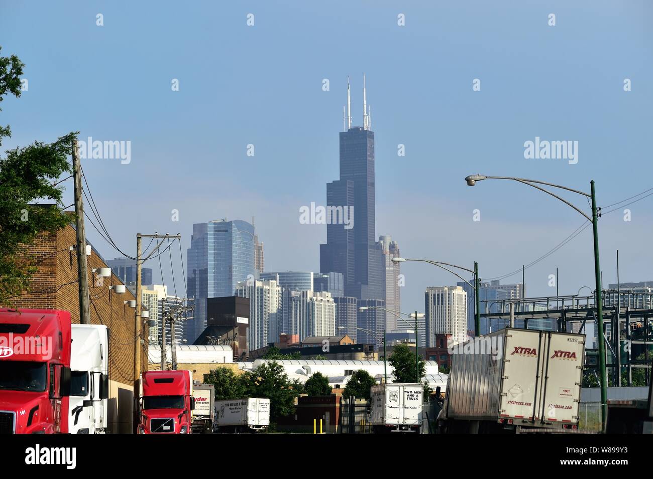 Chicago, Illinois, USA. Ein Blick auf den Willis Tower (ehemals Sears Tower) in der Innenstadt von Chicago und die Schleife von Goose Island. Stockfoto