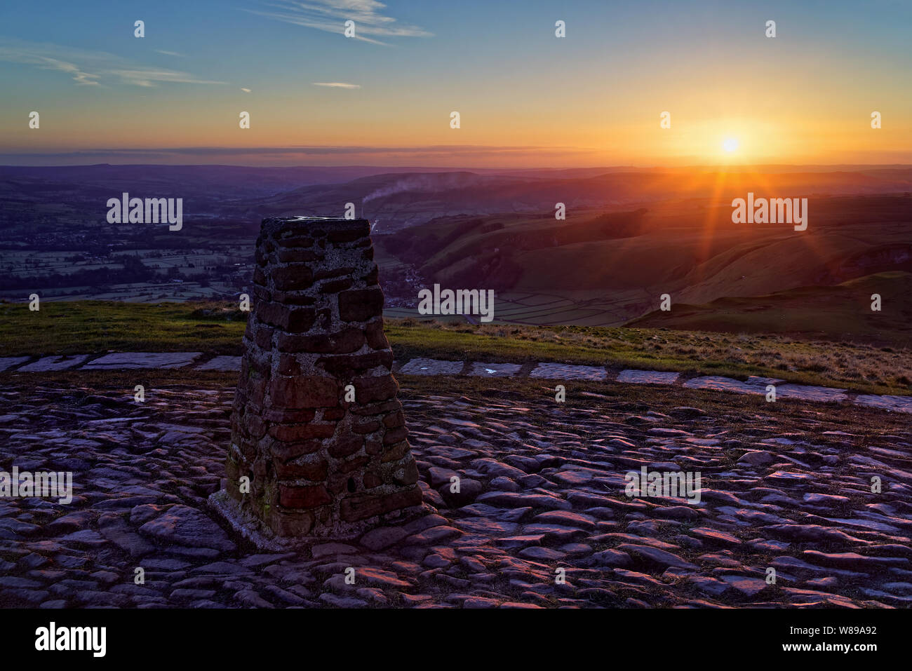 UK, Derbyshire, Peak District, Sonnenaufgang über Hope Valley von Mam Tor Gipfel Stockfoto