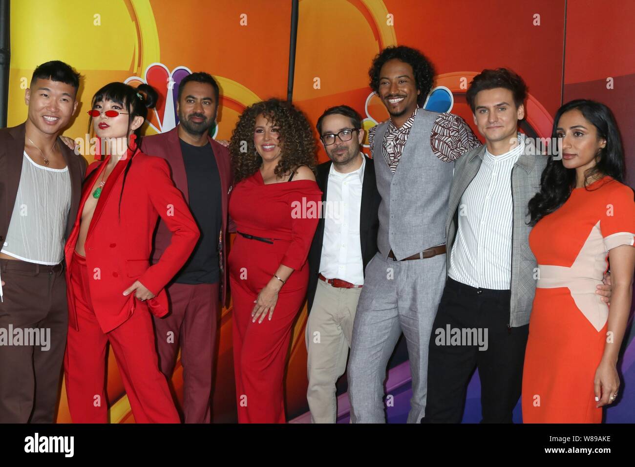 Joel Kim Booster, Poppy Liu, Kal Penn, Diana-Maria Riva, Matt Murray, Samba Schutte, Mose Sturm, Kiran Deol in der Ankunftshalle für NBC Sommer Presse Tour, The Beverly Hilton, Beverly Hills, CA August 8, 2019. Foto von: Priscilla Grant/Everett Collection Stockfoto