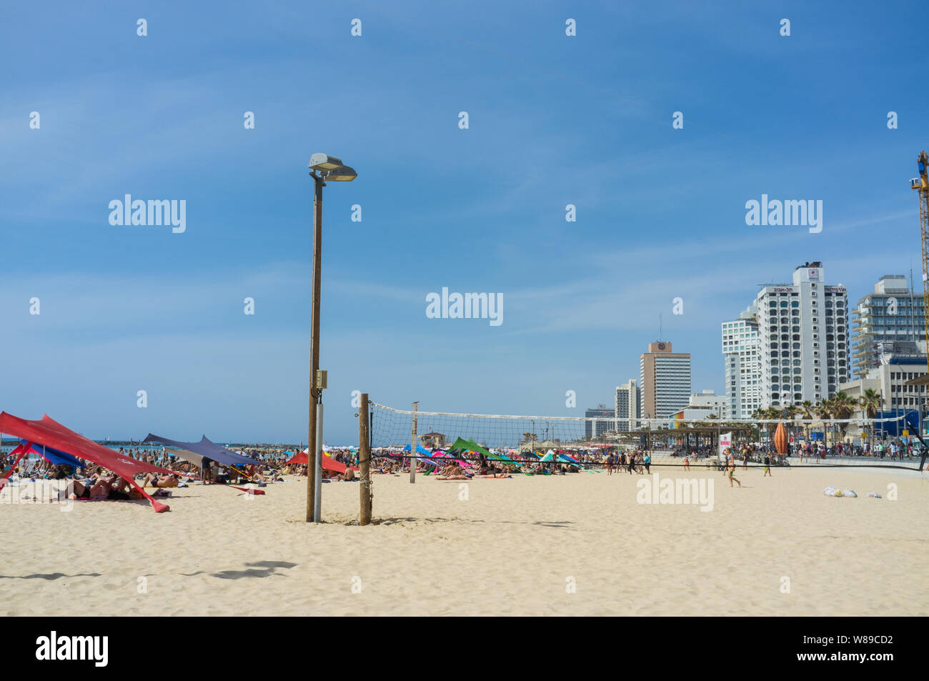 Am frühen Juninachmittag am Strand von Tel Aviv, dem beliebtesten Strand von Tel Aviv Stockfoto