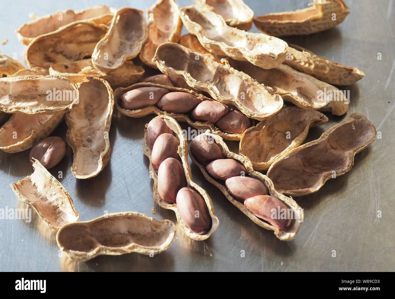 Erdnüsse ohne Schale mit vier Erdnüsse in einer Shell Stockfoto