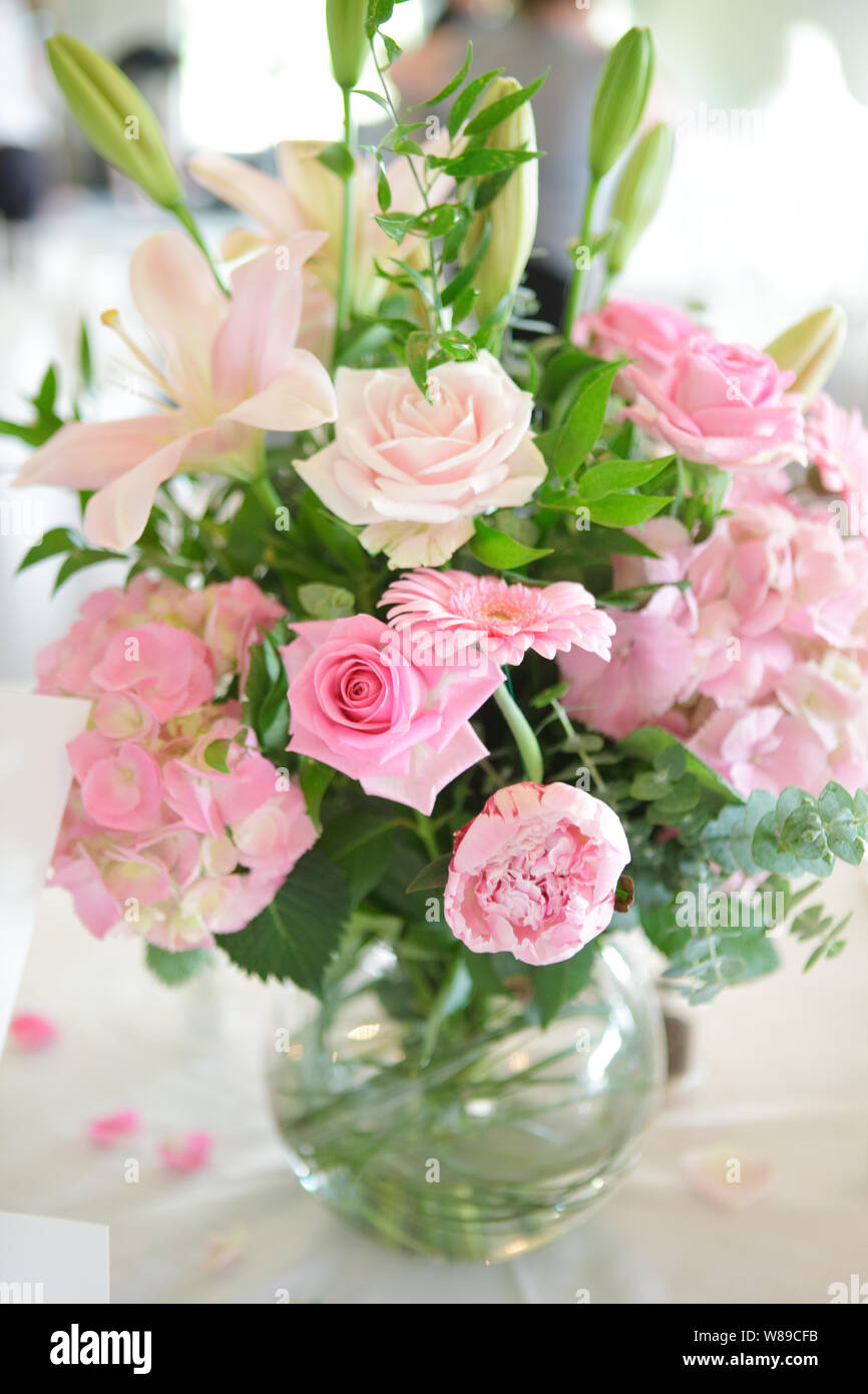 Hochzeit florale Tischdekorationen - Rosen und Gerbera. Stockfoto