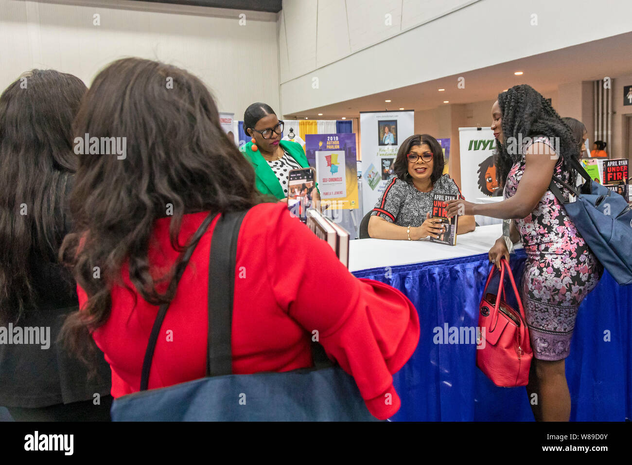 Detroit, Michigan - Journalist und Autor April Ryan Autogramme Kopien von Ihrem Buch "Unter Feuer: Berichte von der Front des Trump Weiße Haus Stockfoto