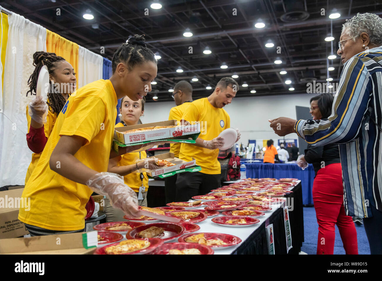 Detroit, Michigan - Mitarbeiter von Papa John's Pizza während der Jahrestagung der nationalen Vereinigung für den Fortschritt der farbigen Personen Stockfoto