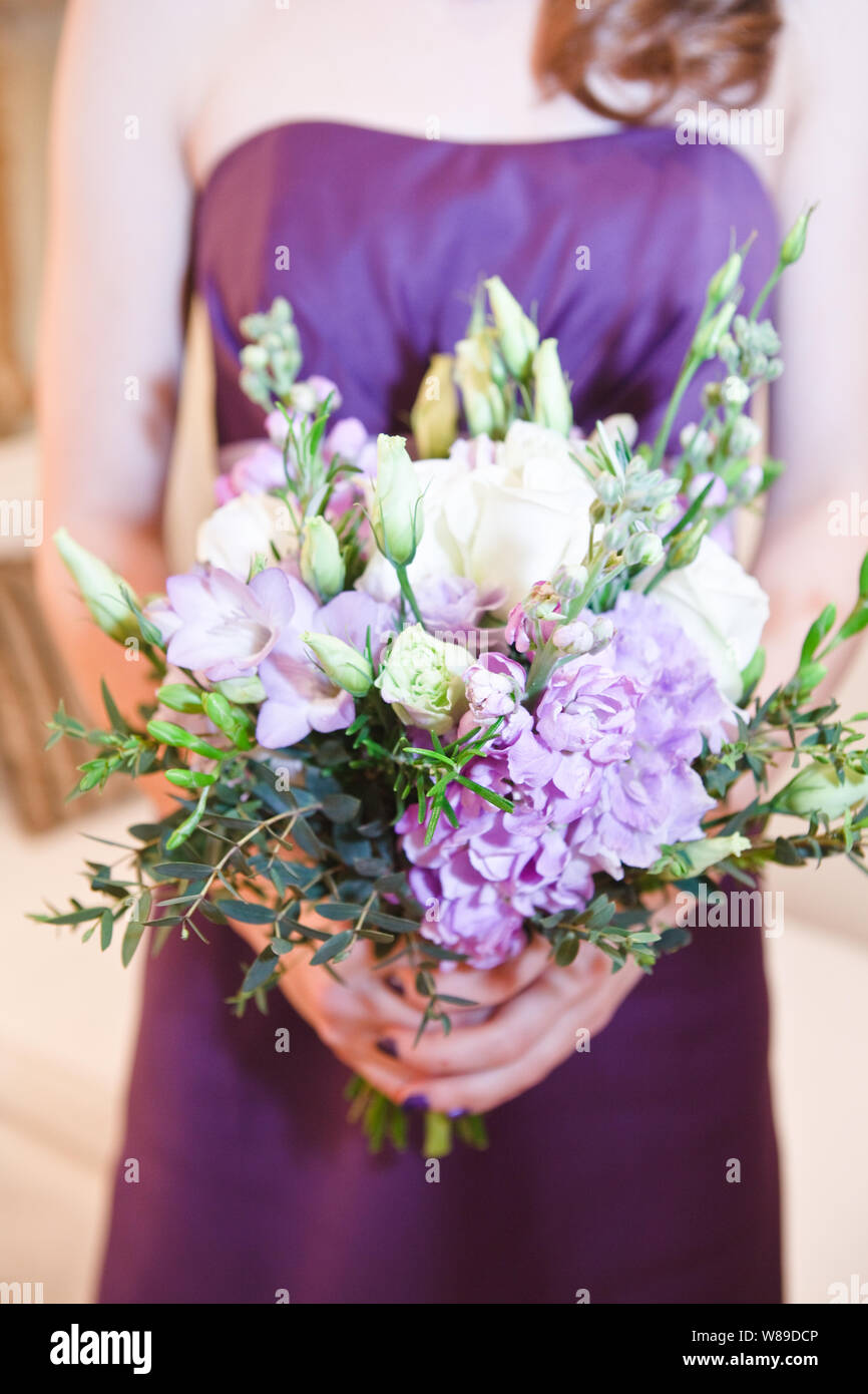 Hochzeit Blumen - Weiß und Lila Rose und Freesien Strauß Stockfotografie -  Alamy