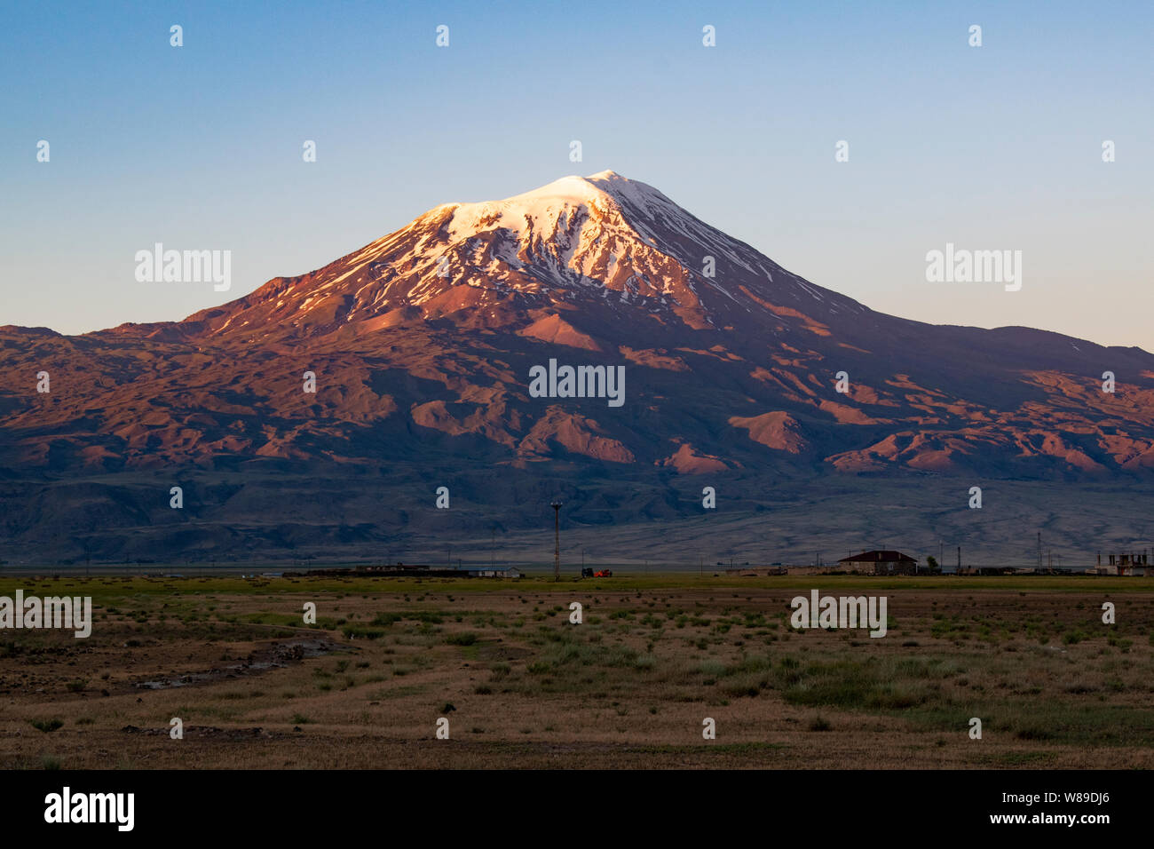 Der Berg Ararat, Agri Dagi, dem höchsten Berg im äußersten Osten der Türkei, der Ruhestätte von der Arche Noah, schneebedeckte und ruhenden compound Vulkan Stockfoto