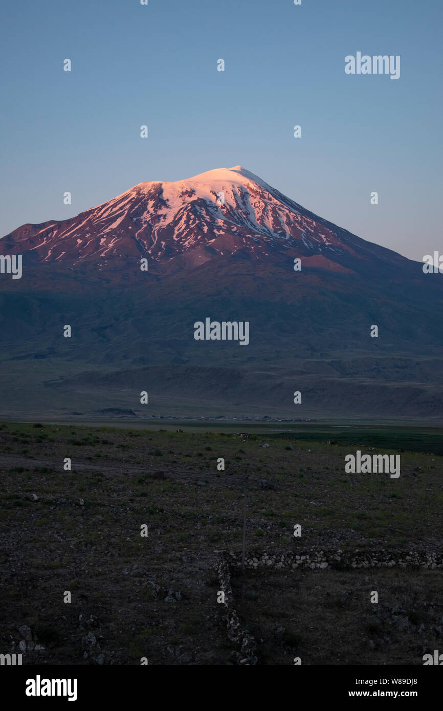 Der Berg Ararat, Agri Dagi, dem höchsten Berg im äußersten Osten der Türkei, der Ruhestätte von der Arche Noah, schneebedeckte und ruhenden compound Vulkan Stockfoto