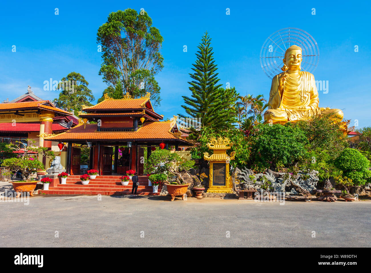 Der goldene Buddha Statue oder Thien vien Van Hanh in Dalat City in Vietnam. Stockfoto