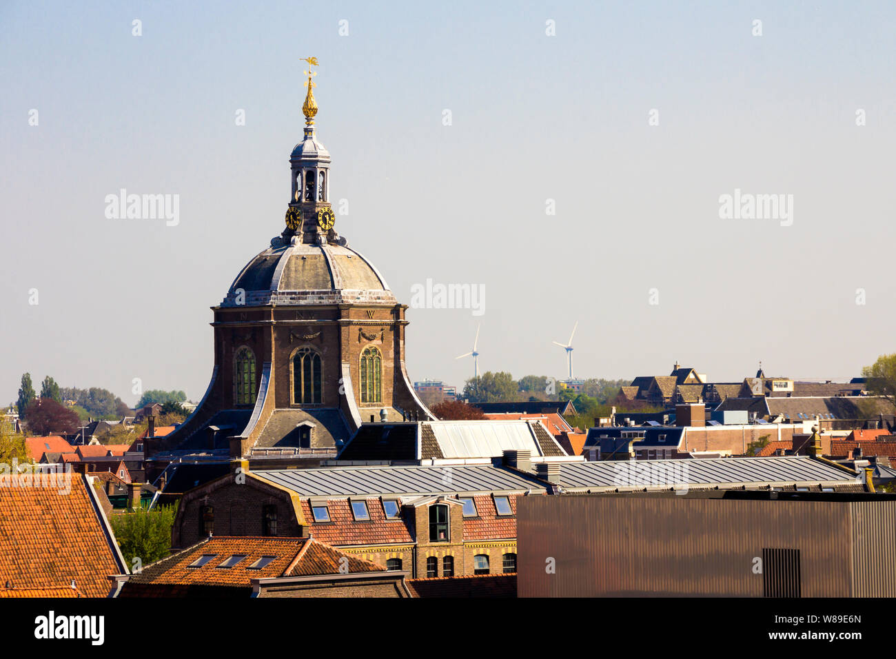 Die Ansicht des Marekerk und die Dächer der Stadt von den Molen De Valk Museum (Falcon Windmühle), traditionelle niederländische Mehl Mühle. Leiden, Niederlande, Stockfoto