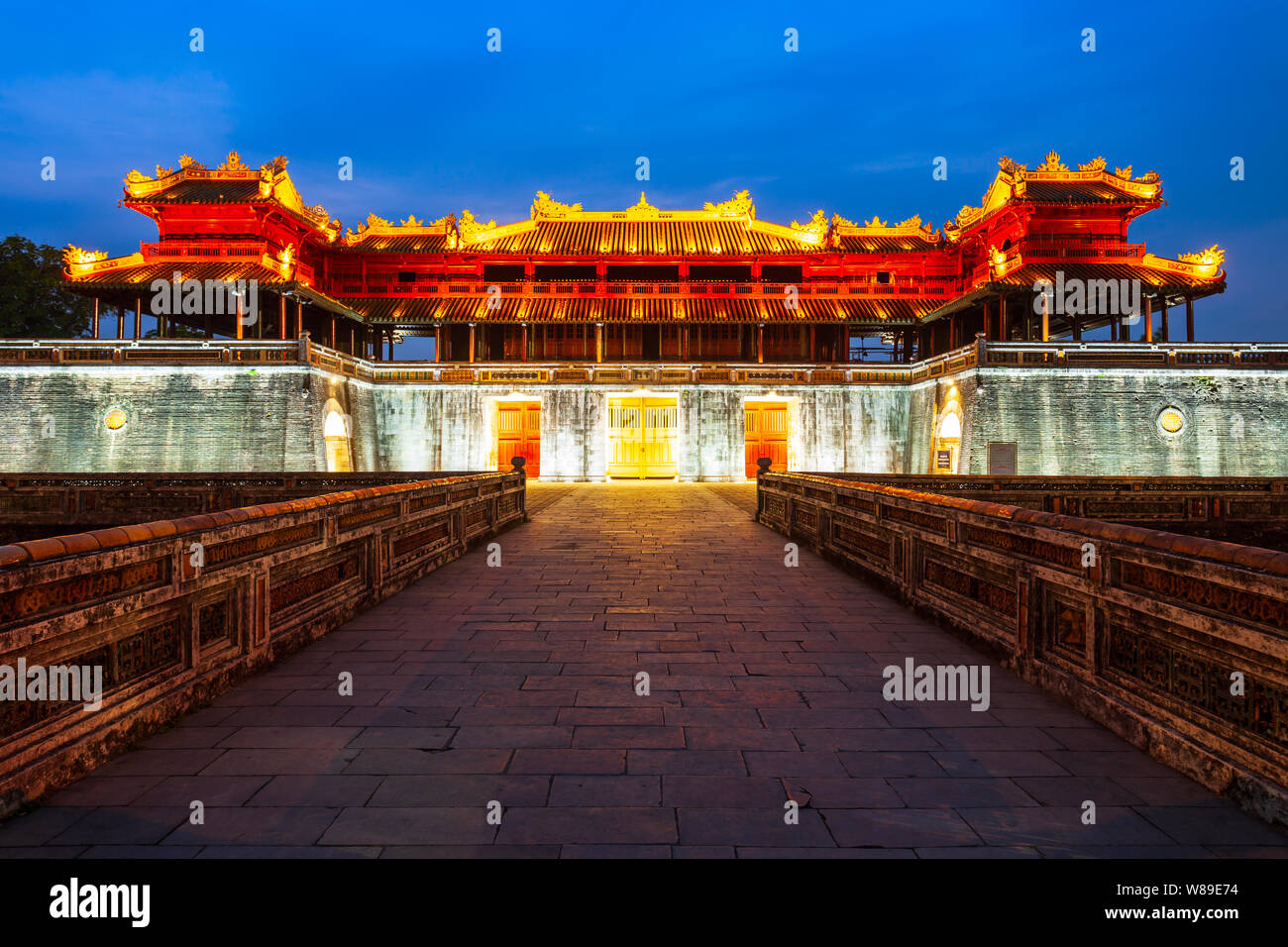 Imperial City Eingangstor in Hue in Vietnam bei Sonnenuntergang Stockfoto