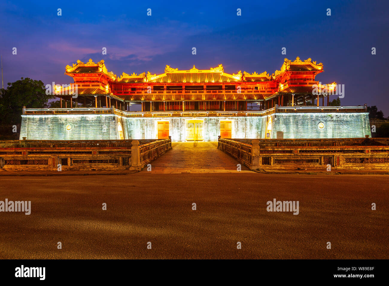 Imperial City Eingangstor in Hue in Vietnam bei Sonnenuntergang Stockfoto