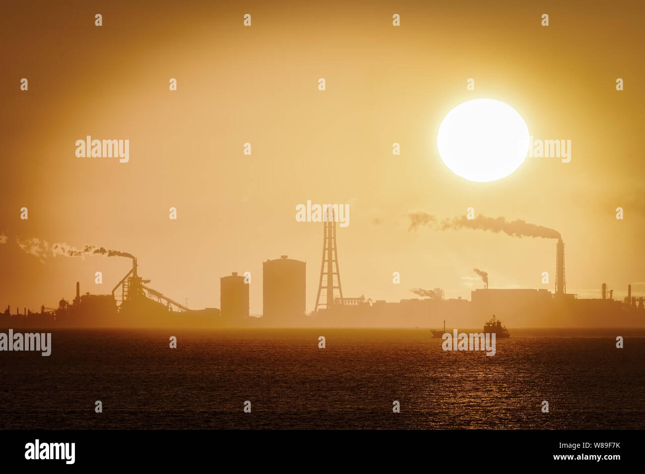 Ein Schiff, das durch die Tokyo Bay bei Sonnenaufgang in Japan. Stockfoto