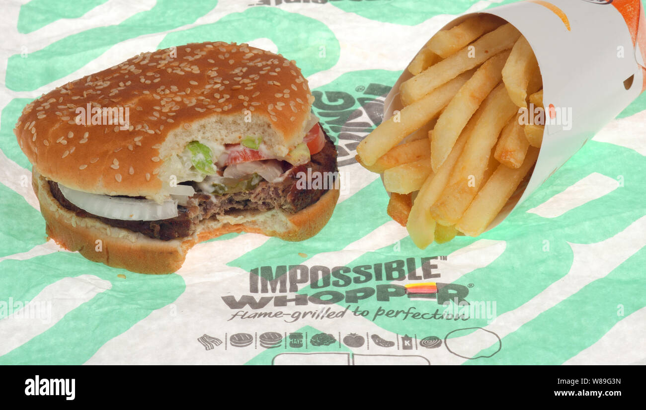 Unmöglich Whopper von Burger King mit einem Bissen genommen und Pommes frites auf Wrapper Stockfoto