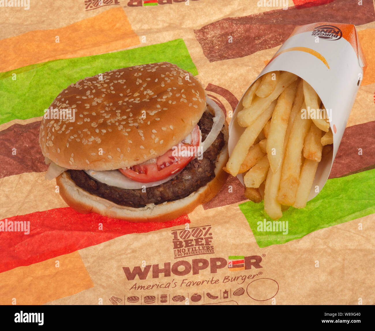 Beff Burger King Whopper mit Pommes frites auf Wrapper Stockfoto