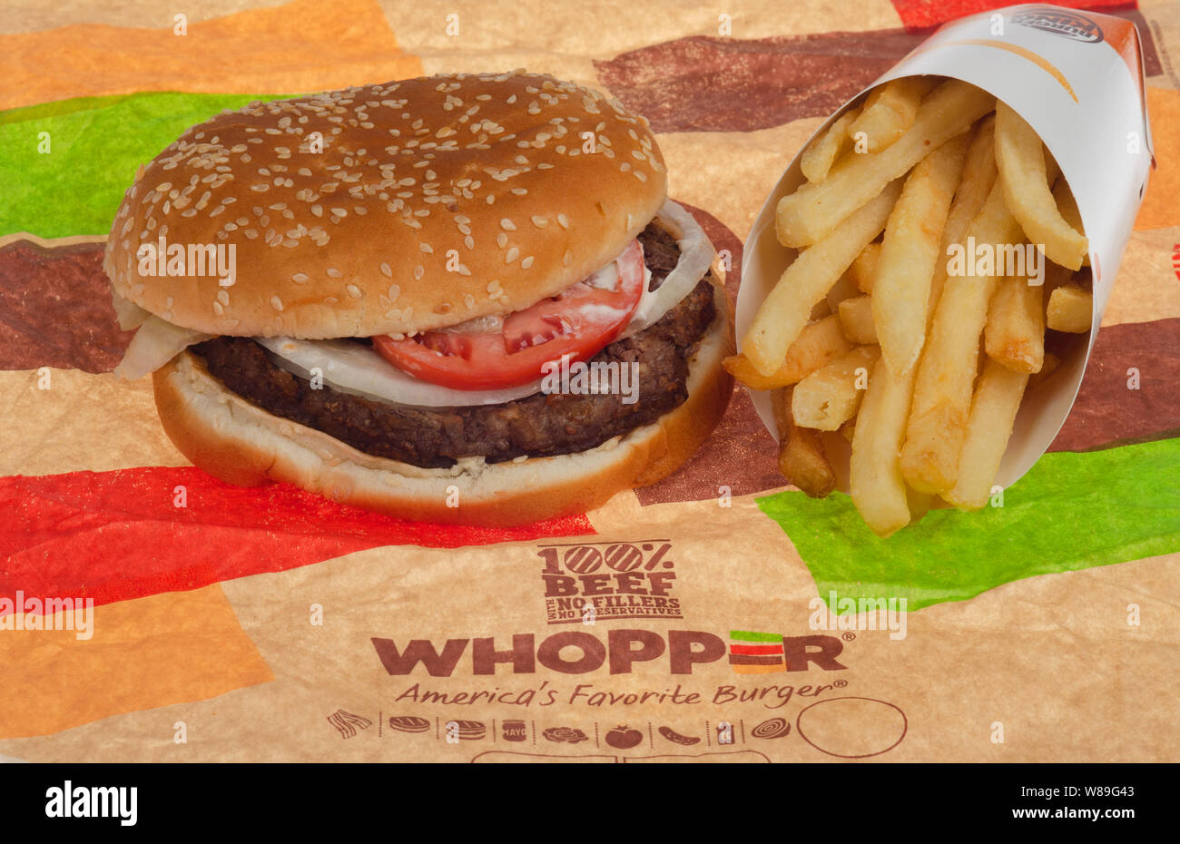 Beef Burger King Whopper mit Pommes frites auf Wrapper Stockfoto