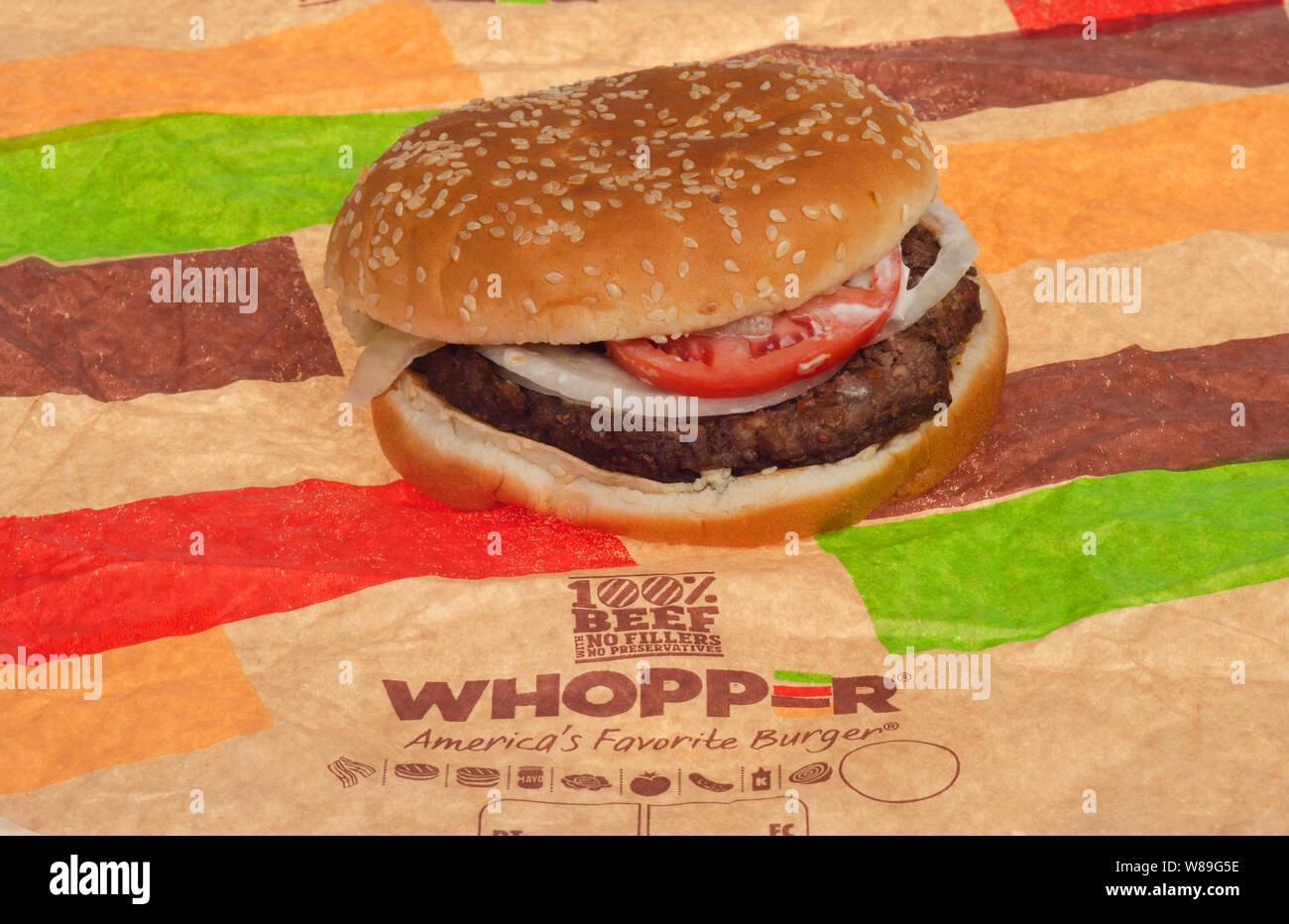 Burger King Whopper Rindfleisch auf Wrapper Stockfoto