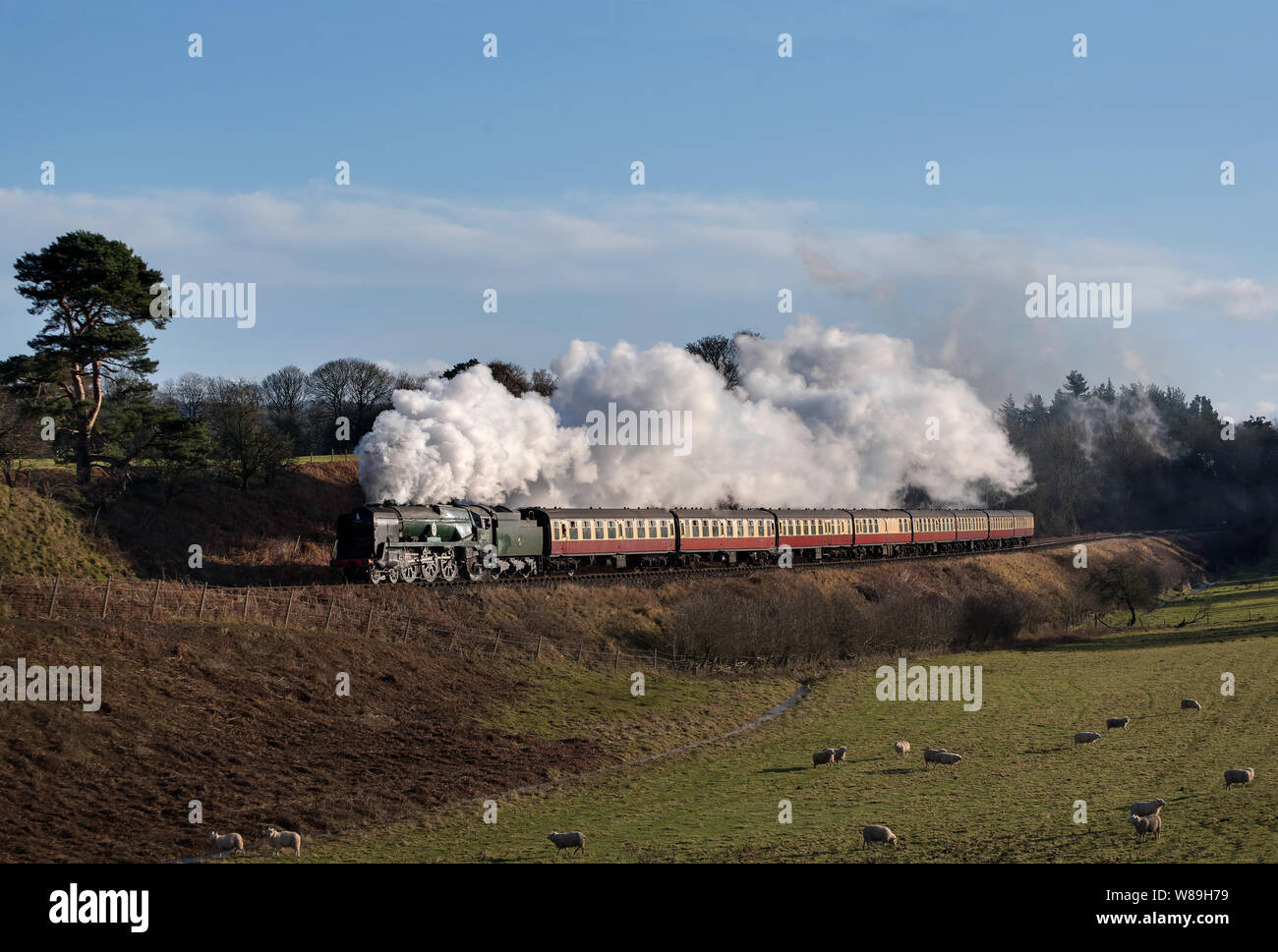 34053 arbeitet mit dem Zug bis Eardington Bank auf den SVR. Stockfoto