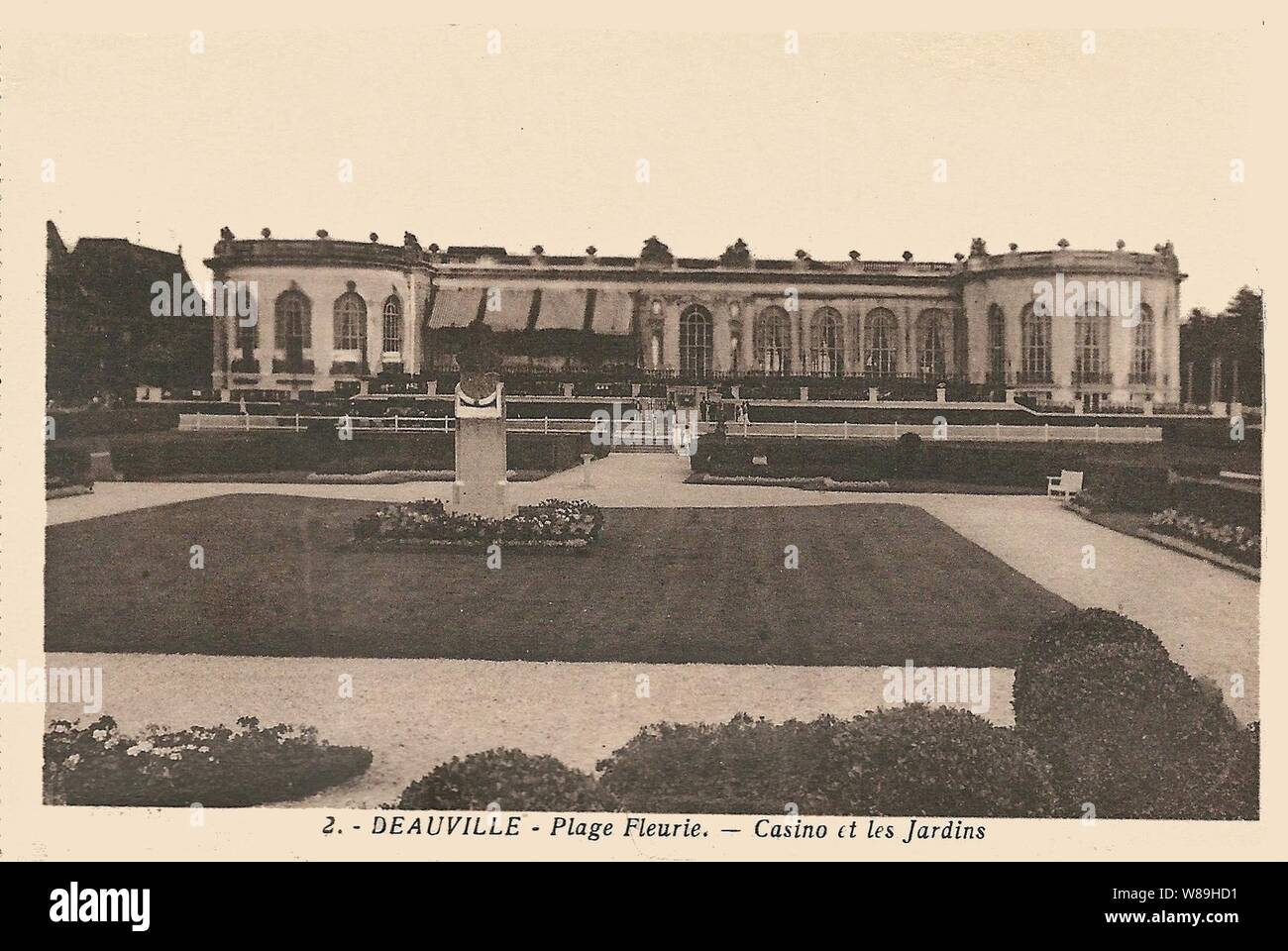 CPA 14 DEAUVILLE LA PLAGE FLEURIE RUE GONTAUT BIRON VUE SUR LE NORMANDY