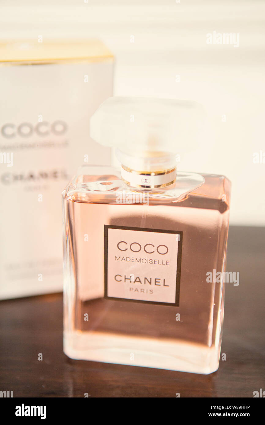 Chanel Perfume Coco Stockfotos Und Bilder Kaufen Alamy
