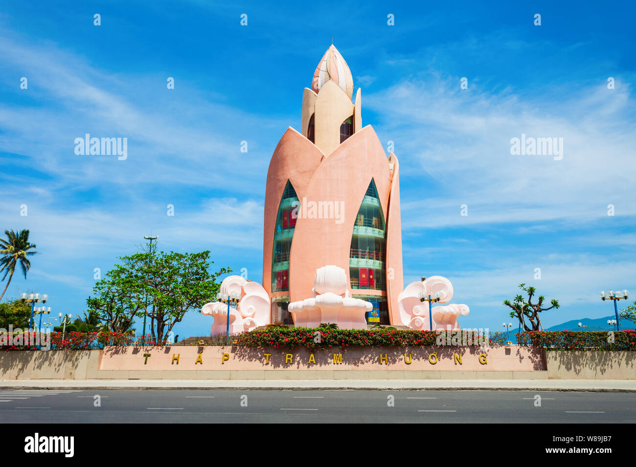 NHA TRANG, VIETNAM - AM 14. MÄRZ 2018: Lotus Tower oder Thap Tram Huong im Zentrum der Stadt Nha Trang im südlichen Vietnam Stockfoto