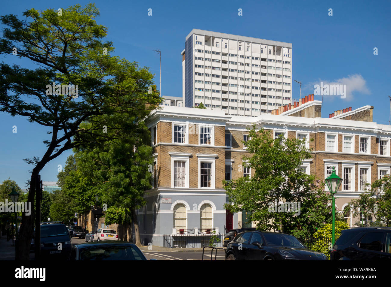 Poynter Haus hoher Turmblock hinter teuren Haus Häuser in Notting Hill, Kensington und Chelsea, London, Großbritannien Stockfoto