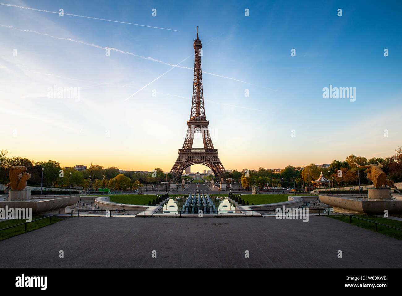 Landschaft Panoramablick auf den Eiffelturm und den Park während der sonnigen Tag in Paris, Frankreich. Reisen und Ferien. Stockfoto