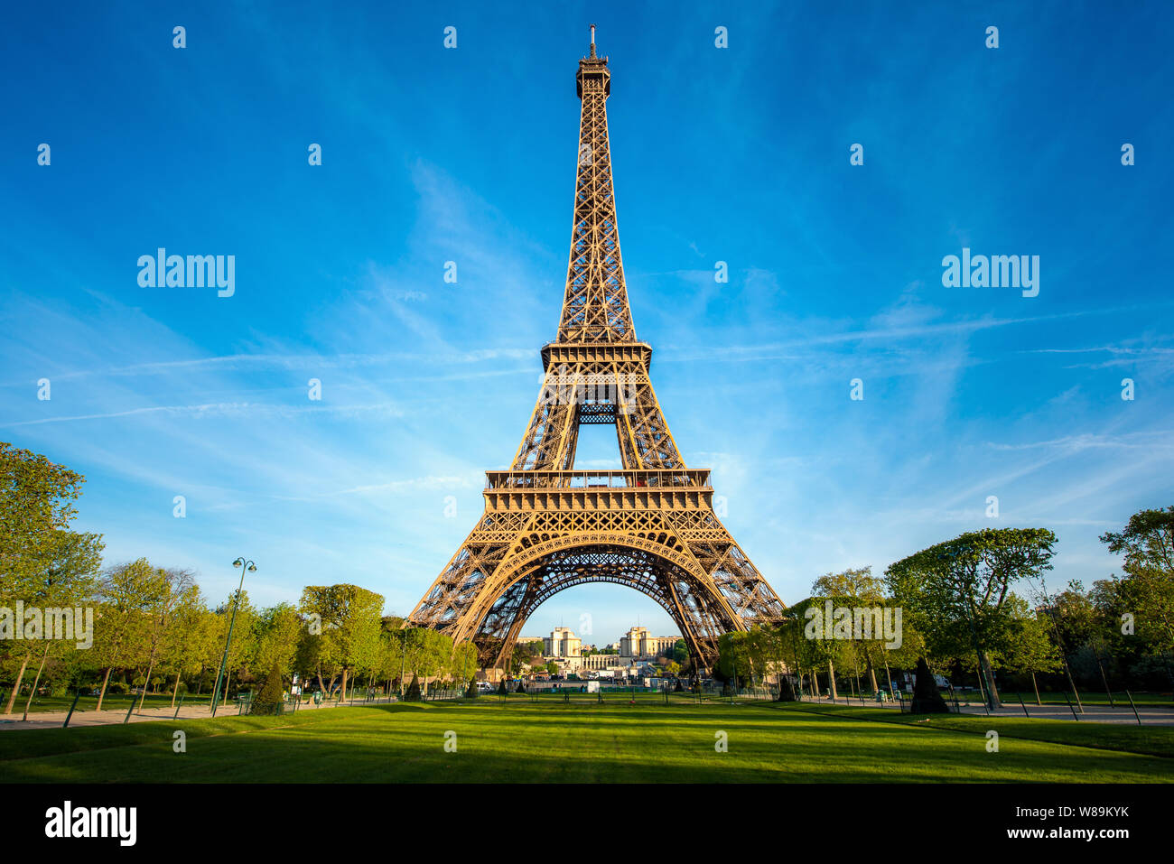 Landschaft Panoramablick auf den Eiffelturm und den Park während der sonnigen Tag in Paris, Frankreich. Reisen und Ferien. Stockfoto