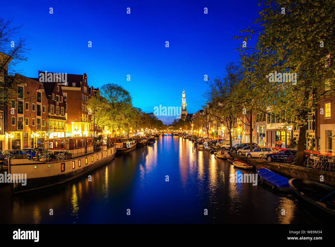 Grachten von Amsterdam bei Nacht in den Niederlanden. Amsterdam ist die Hauptstadt und die bevölkerungsreichste Stadt der Niederlande. Stockfoto