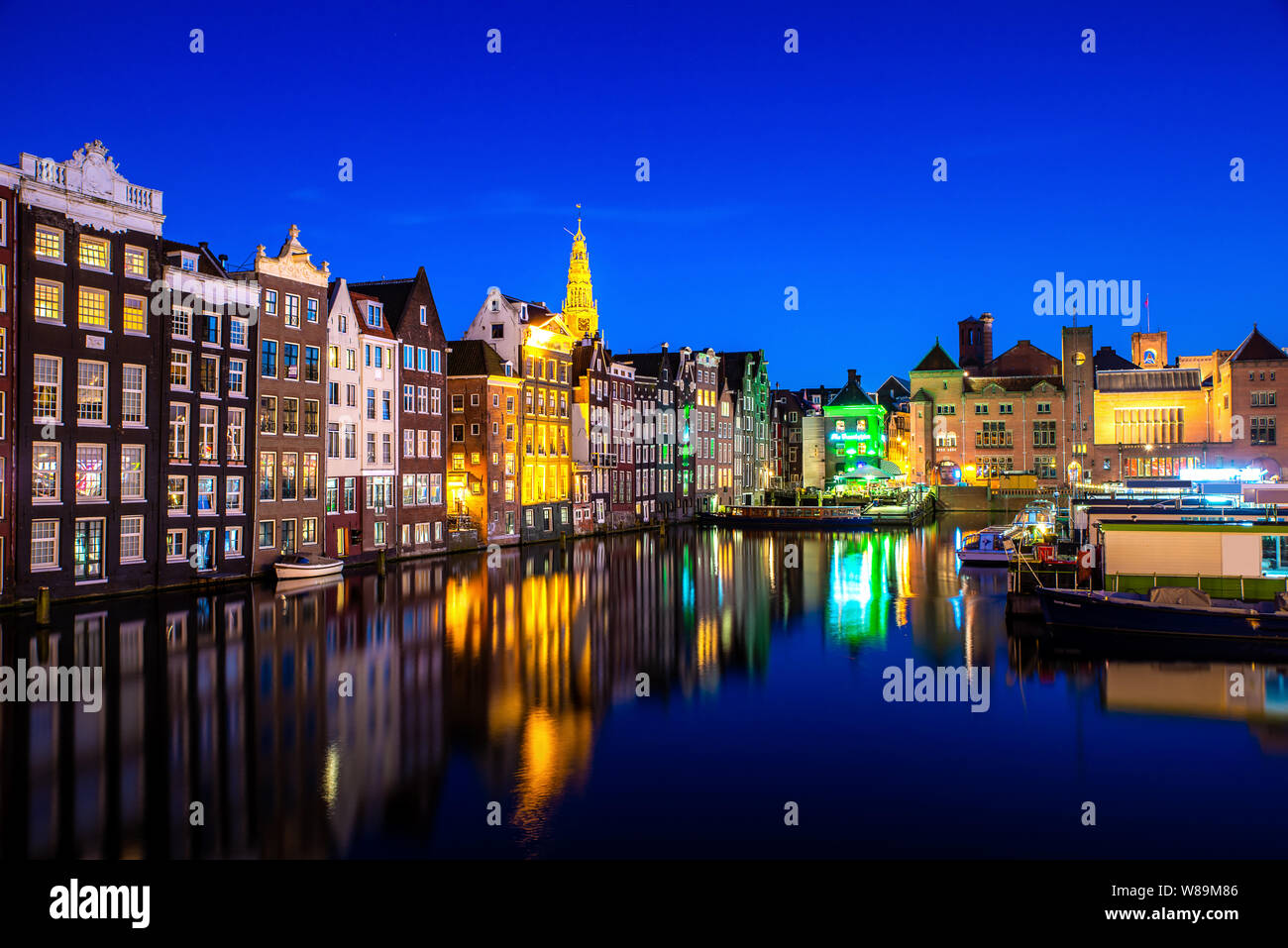 Kanäle und Tradition Haus in Amsterdam bei Nacht. Amsterdam ist die Hauptstadt und die bevölkerungsreichste Stadt der Niederlande. Stockfoto