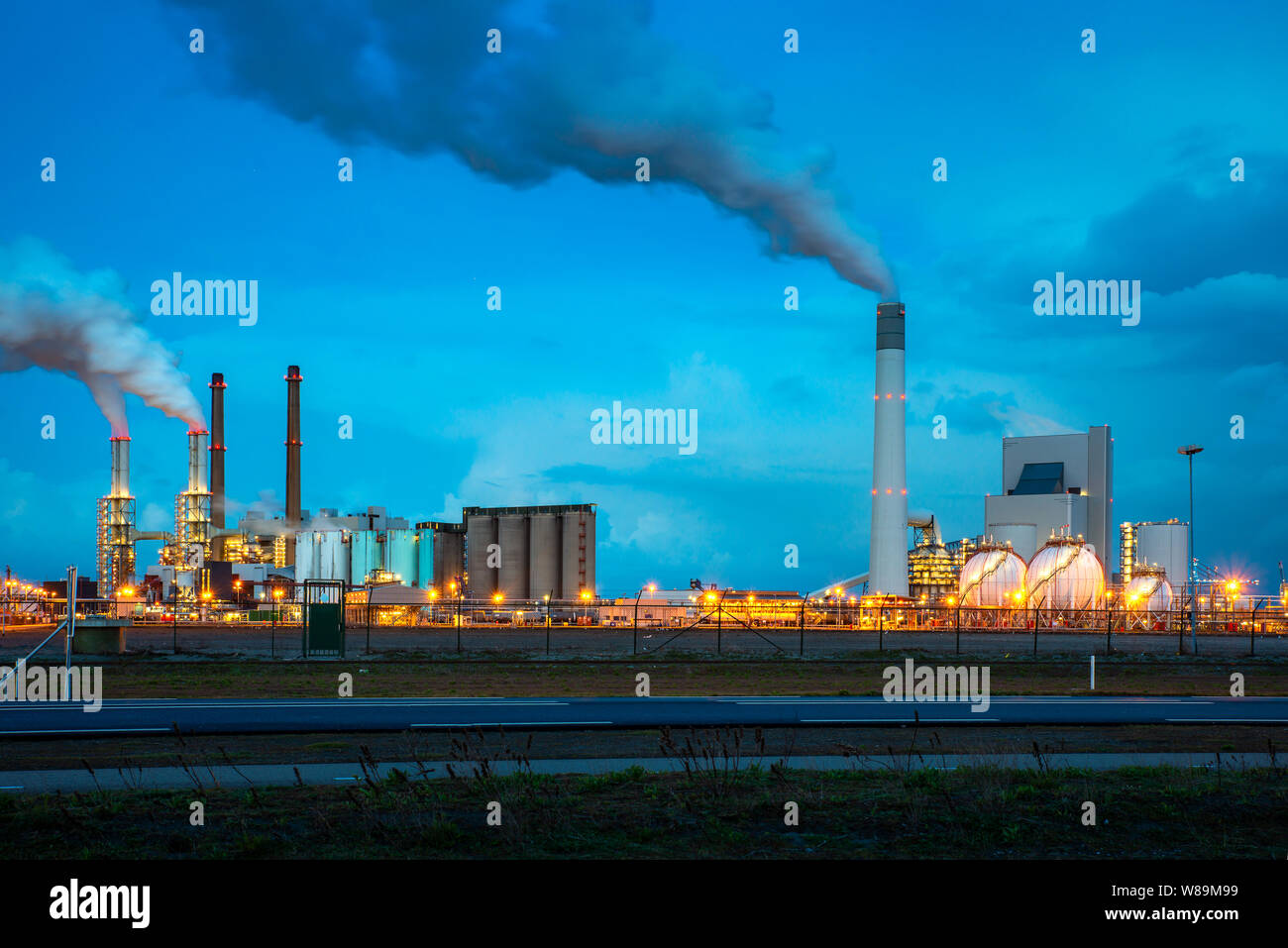 Ölraffinerie Industrie in der Nacht in Rotterdam, Niederlande. Die Verschmutzung von Rauch aus Ölraffinerie Industrie Nutzen für Umwelt Industrie Konzept. Stockfoto