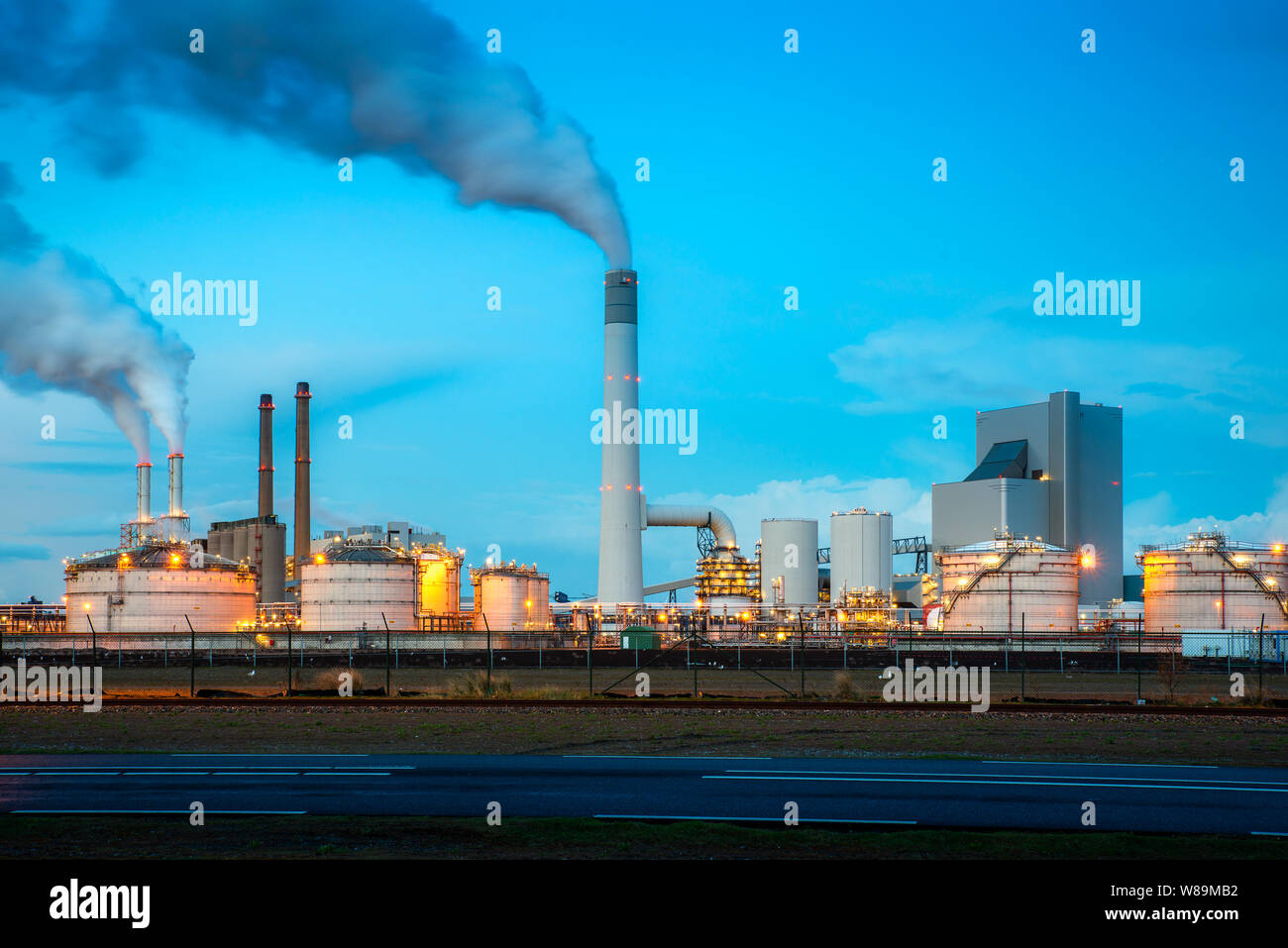 Ölraffinerie Industrie in der Nacht in Rotterdam, Niederlande. Die Verschmutzung von Rauch aus Ölraffinerie Industrie Nutzen für Umwelt Industrie Konzept. Stockfoto