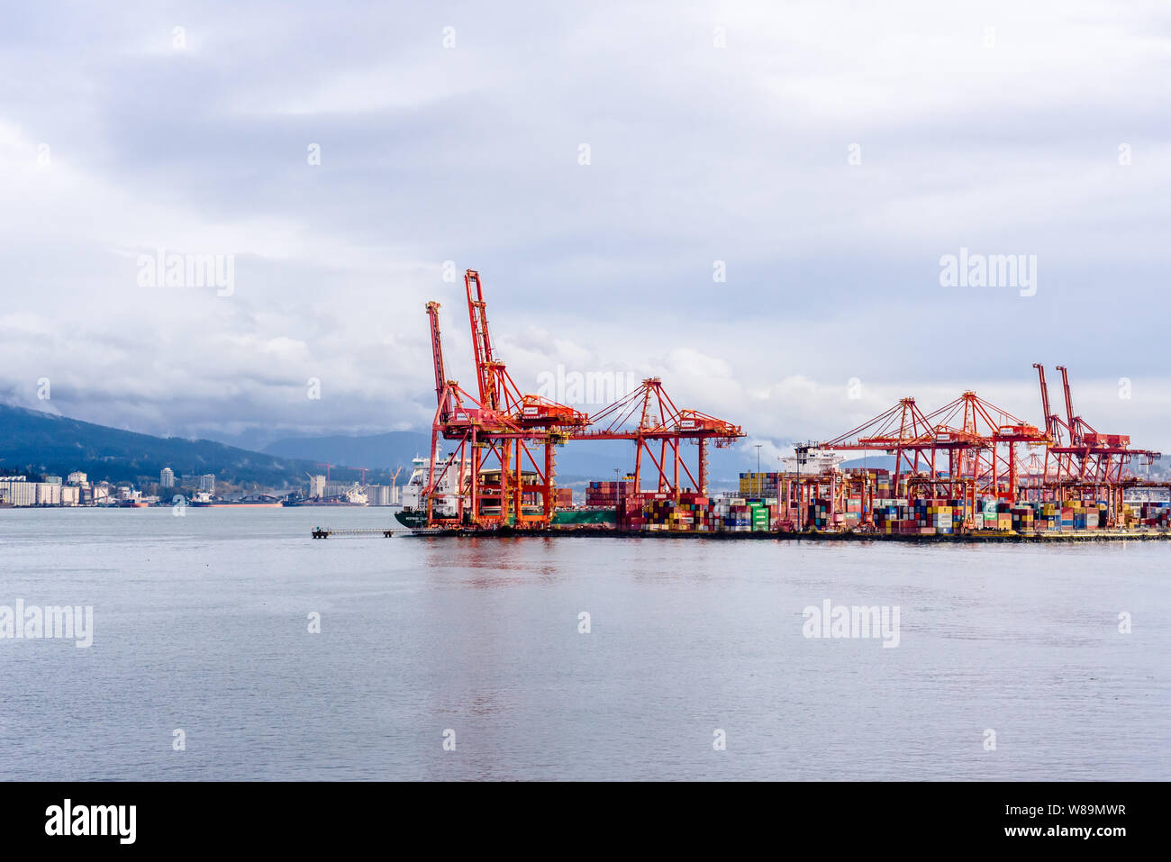 VANCOUVER, BC, Kanada - 28. OKTOBER 2018: Centennial Endgeräten ist eine große kommerzielle Dock mit Containerbrücken und Heavy lift Maschinen. Stockfoto